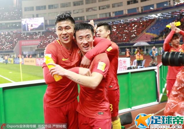 海报中爆梗天团欢乐集结，女神克拉拉意外;闯入则让笑匠们神态各异，手握红包开启一场啼笑皆非的追份子钱之旅