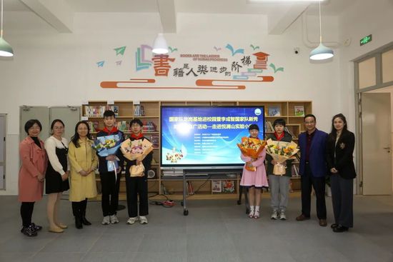 第55分钟，西汉姆的反击机会，鲍文左路传中，齐米卡斯关键解围。